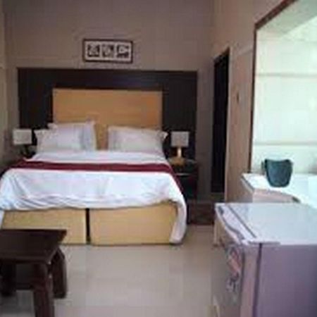 Room In Lodge - Hampton Towers Spa Asaba Esterno foto