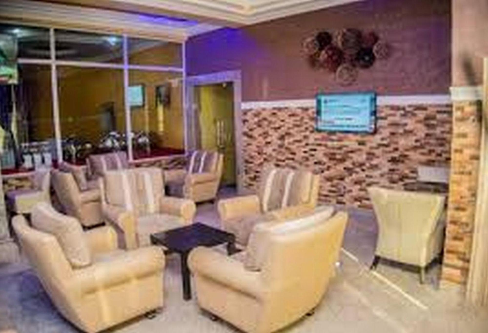 Room In Lodge - Hampton Towers Spa Asaba Esterno foto