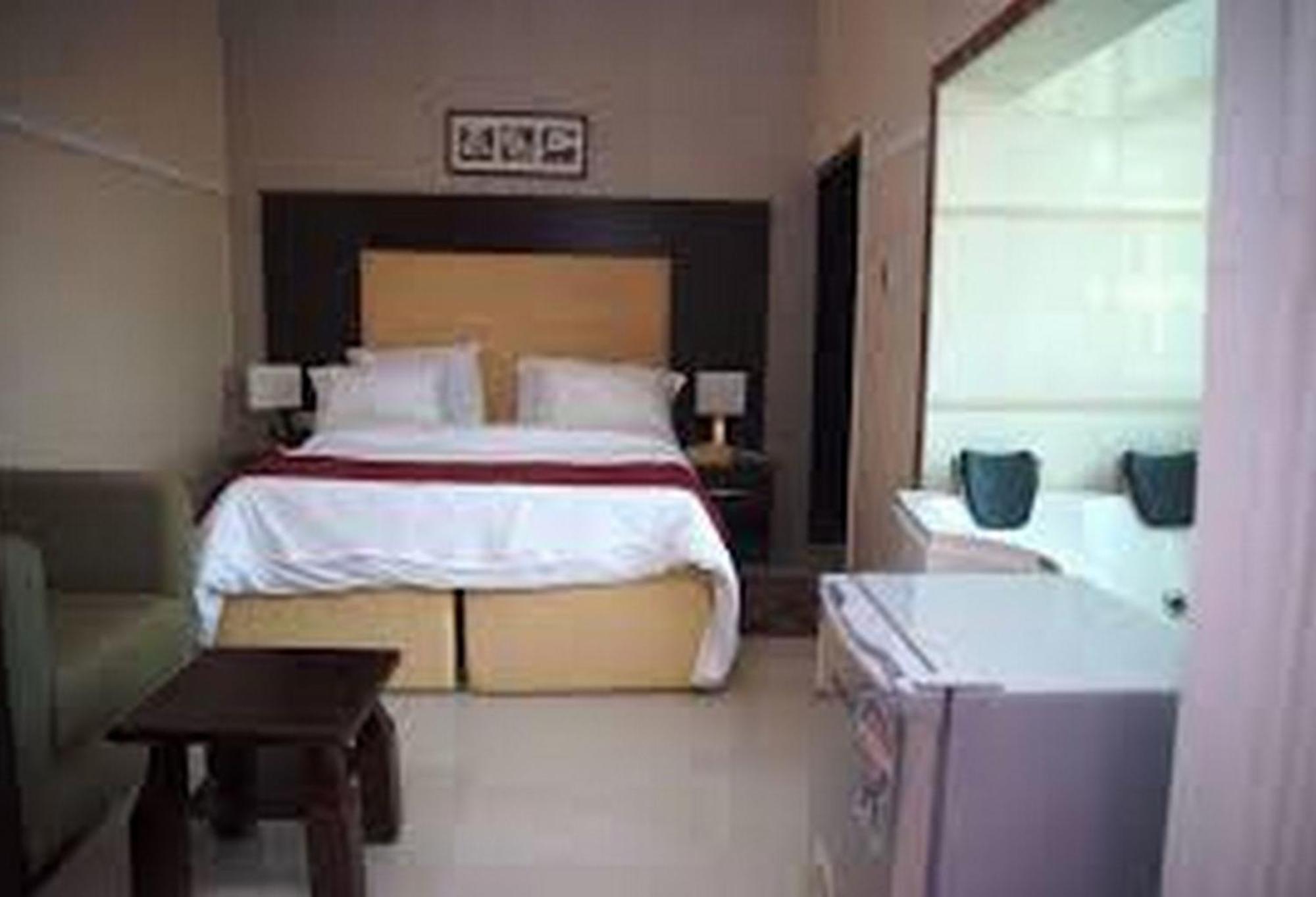 Room In Lodge - Hampton Towers Spa Asaba Esterno foto