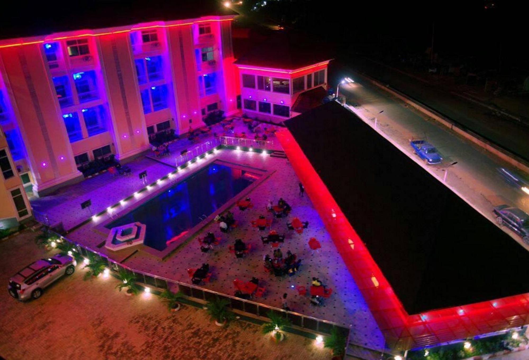 Room In Lodge - Hampton Towers Spa Asaba Esterno foto
