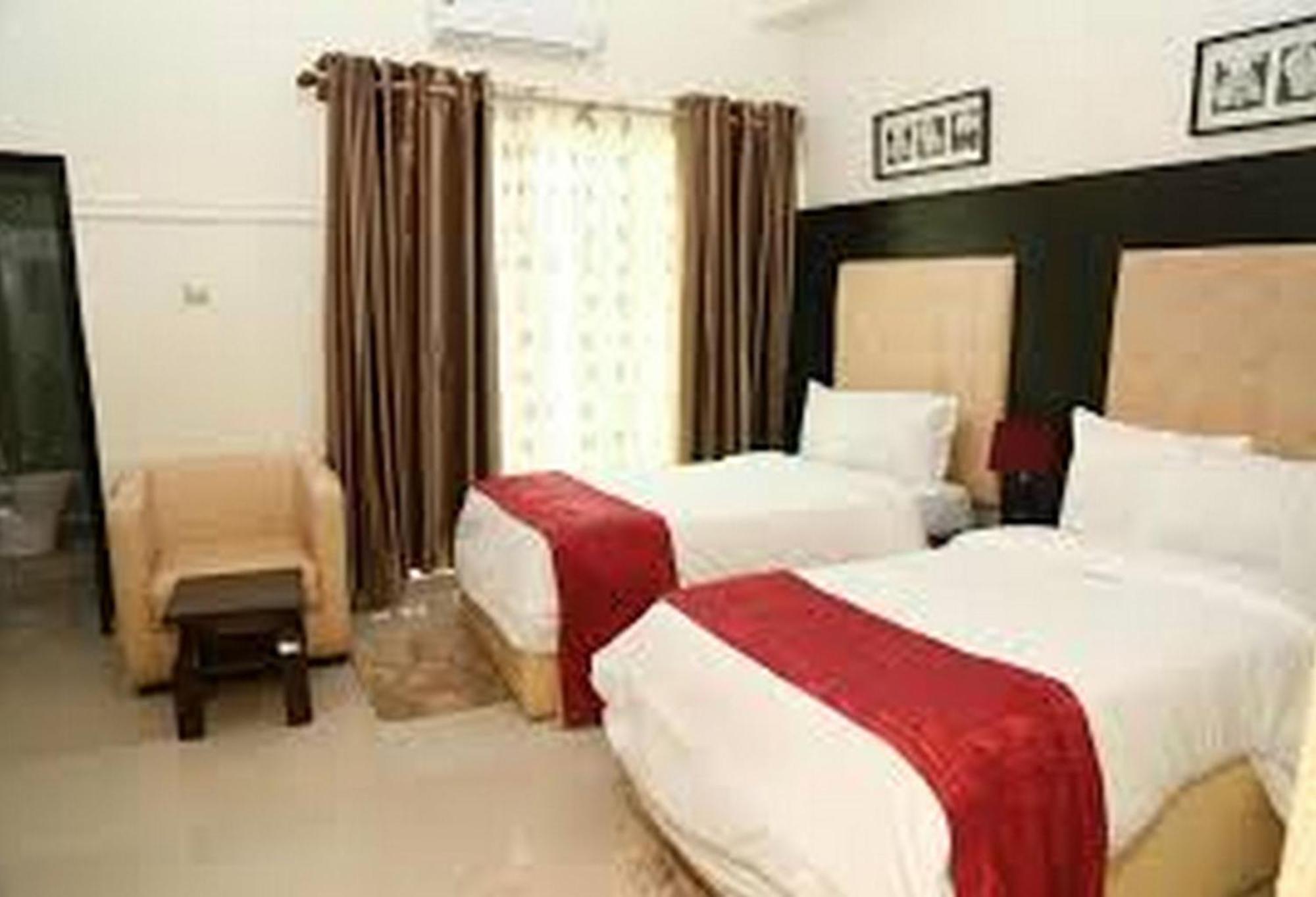 Room In Lodge - Hampton Towers Spa Asaba Esterno foto